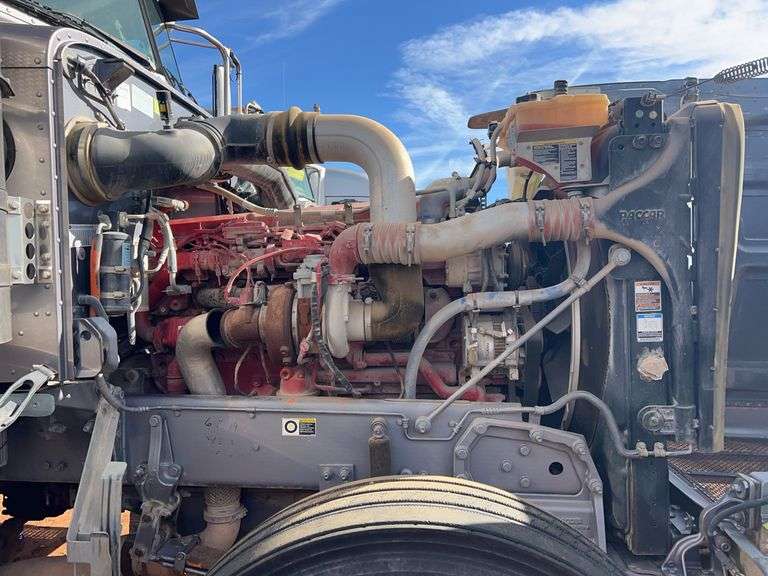 2015 Peterbilt 389 showing 20,400 mi, hrs unknown - doesn't run