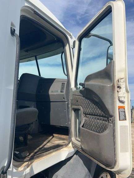 2007 Mack CXP613 showing 551,127 mi, 17,645 hrs - doesn't run