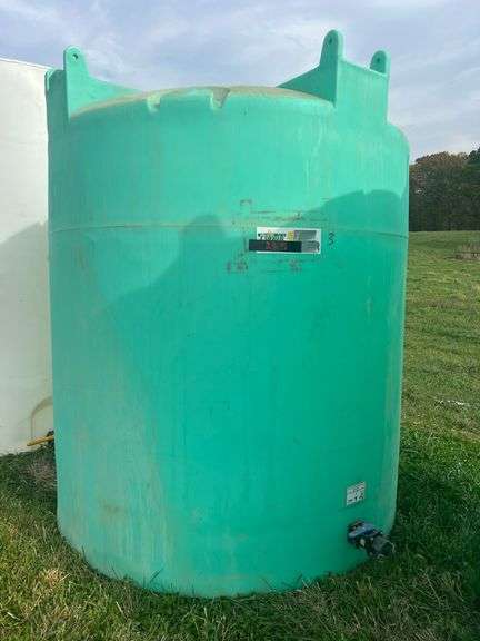2,550 GALLON POLY TANK