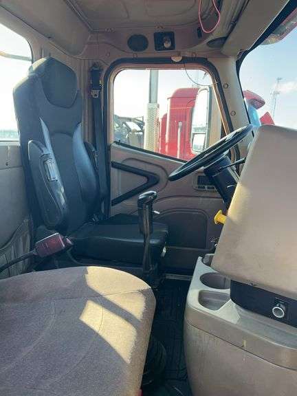 2015 International 9900 showing 218,605 mi, 6,078 hrs- runs