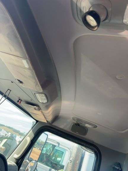 2015 Peterbilt 389 showing 20,400 mi, hrs unknown - doesn't run