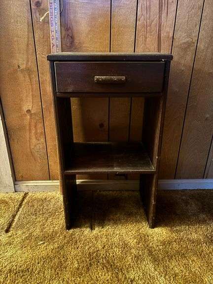 End table/nightstand ￼