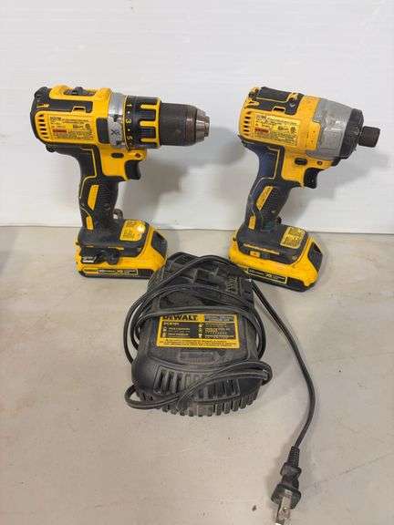 DeWalt cordless impact driver & drill driver w/ battery charger - works