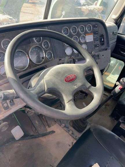 2015 Peterbilt 389 showing 20,400 mi, hrs unknown - doesn't run