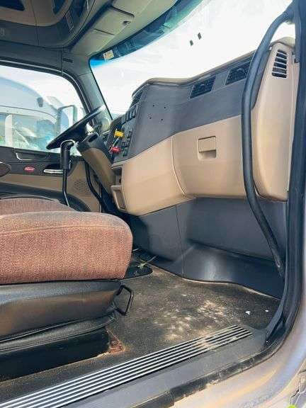 2015 Peterbilt 579 showing 453,390 mi, 22,671 hrs - runs