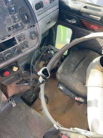 2014 Peterbilt 388 showing 425,273 mi, hrs unknown - doesn't run