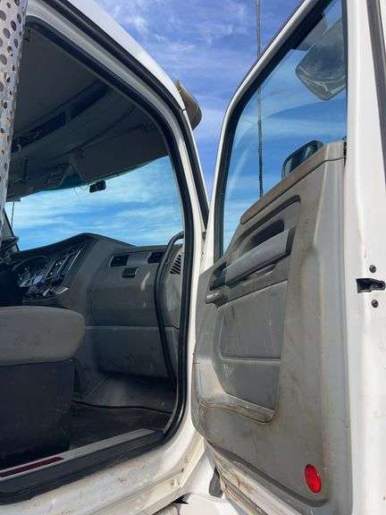 2018 Kenworth T880 showing 13,663 mi, 5,470 hrs - runs