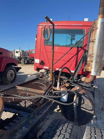 2008 Mack CHU613 showing 43,154 mi, 8,316 hrs- doesn't run