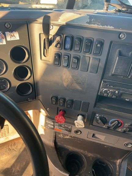 2008 Mack CHU613 showing 566,424 mi, 15,328 hrs- runs