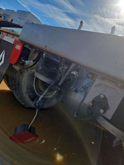 2014 Peterbilt 388 showing 425,273 mi, hrs unknown - doesn't run