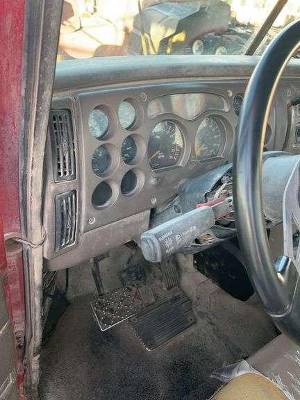 2007 Mack CHN613 showing 89,052 mi, hrs unknown- runs