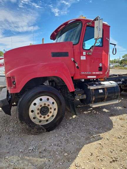 2008 Mack CHU613 showing 43,154 mi, 8,316 hrs- doesn't run