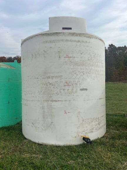 6,000 GALLON POLY TANK