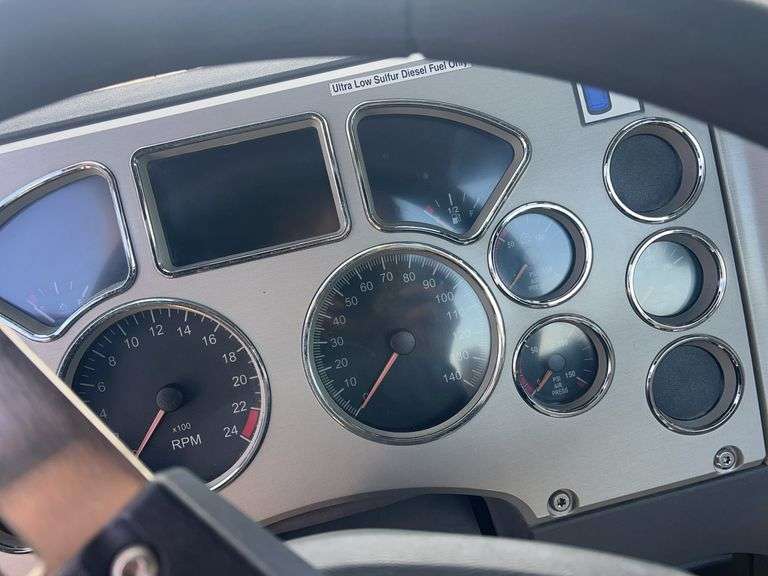 2013 Mack CXU613 showing 376,107 mi, 8,830 hrs - doesn’t run