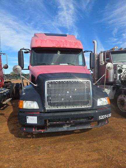 2003 Volvo showing 862,463 & 82,463 mi, 3,909 hrs - doesn't run