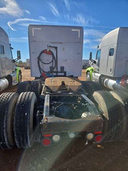 2015 Peterbilt 579 showing 370,184 mi, 14,618 hrs - runs