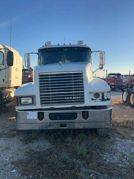 2008 Mack CHU613 showing 566,424 mi, 15,328 hrs- runs