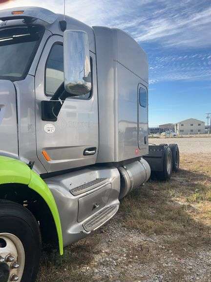 2015 Peterbilt 579 507,402 mi, hrs unknown- doesn't run