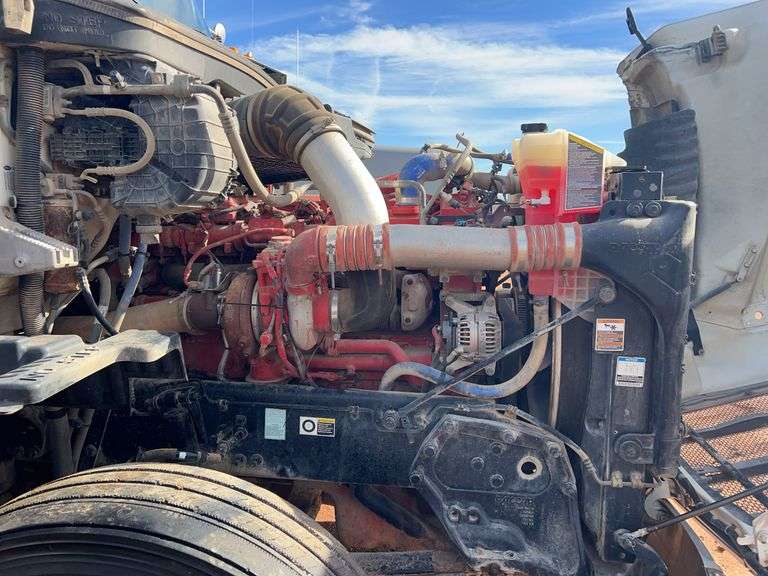 2015 Peterbilt 579 showing 500,775 mi, 26,318 hrs - doesn't run