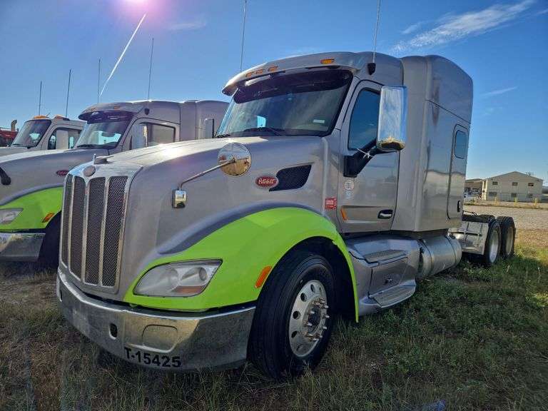 2015 Peterbilt 579 showing 465,411 mi, 24,008 hrs- runs