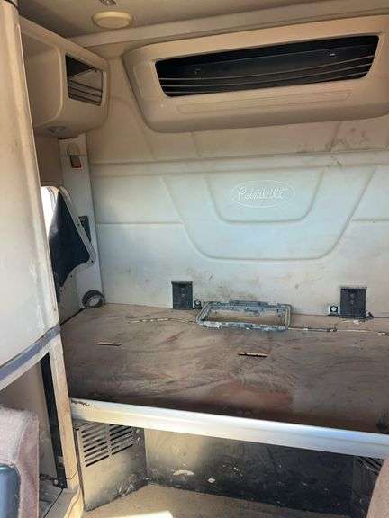 2015 Peterbilt 579 showing 370,184 mi, 14,618 hrs - runs