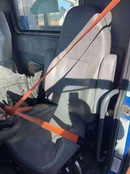 2010 Volvo VN showing 175,079 mi, hrs unknown - doesn't run