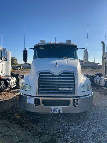 2008 Mack CXU613 showing 529,582 mi, 12,274 hrs- runs