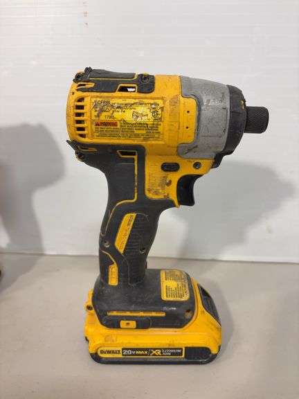 DeWalt cordless drill driver and impact driver w/ battery charger - works