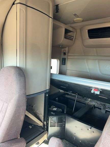 2015 Peterbilt 579 showing 416,100 mi, 22,250 hrs - runs