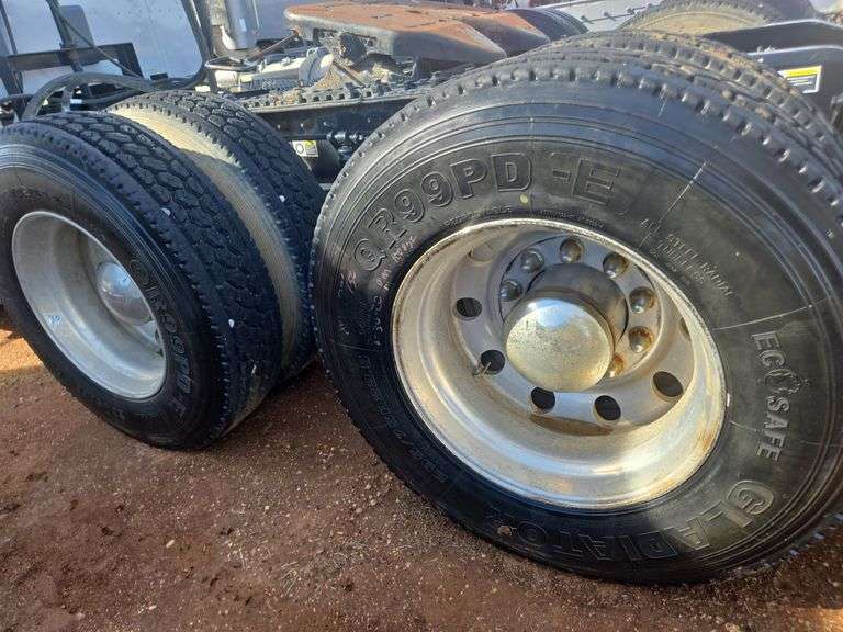 2015 Peterbilt 579 showing 500,775 mi, 26,318 hrs - doesn't run