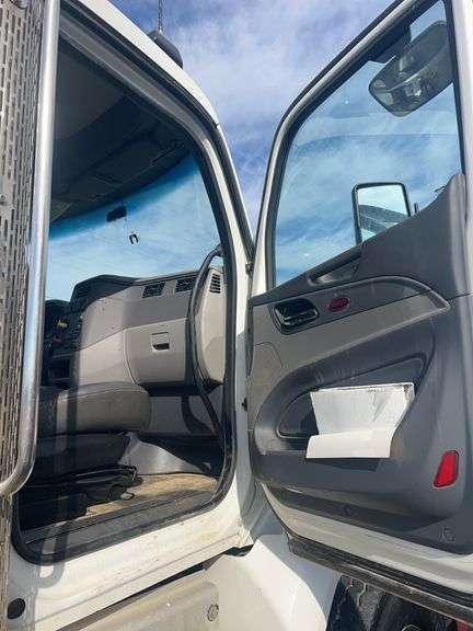 2014 Peterbilt 567 showing 44,798 mi, 5,118 hrs- runs