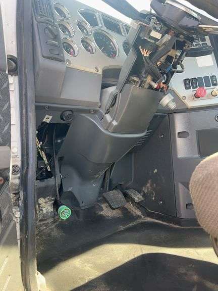 2013 Mack CXU613 showing 376,107 mi, 8,830 hrs - doesn’t run