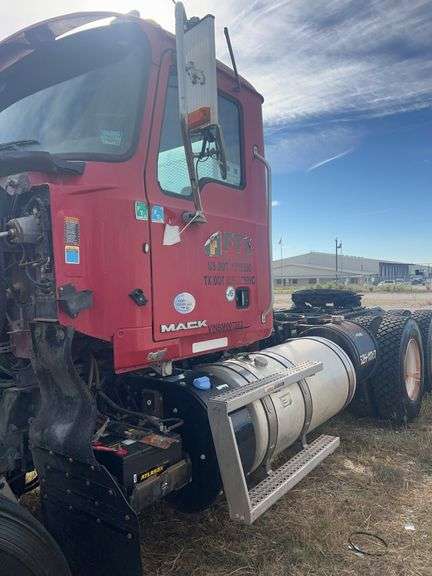 2011 Mack CHU613 showing 38,136 mi, hrs unknown- doesn't run