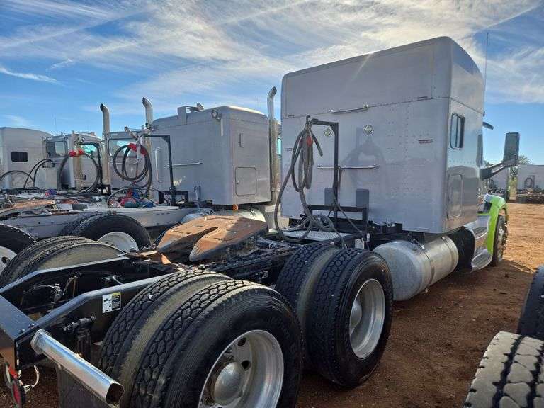 2015 Peterbilt 579 showing 500,775 mi, 26,318 hrs - doesn't run