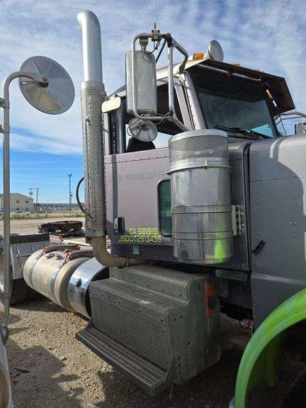 2015 Peterbilt 389 showing 53,258 mi, 8,978 hrs- runs