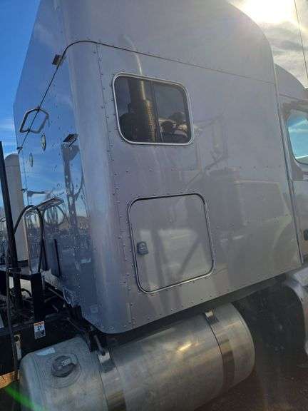 2015 Peterbilt 579 showing 500,775 mi, 26,318 hrs - doesn't run