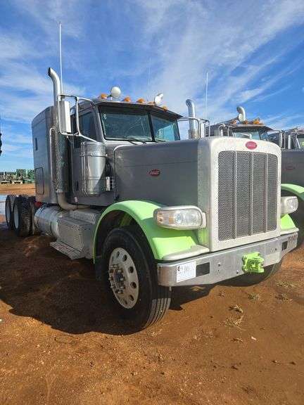 2014 Peterbilt 388 showing 425,273 mi, hrs unknown - doesn't run
