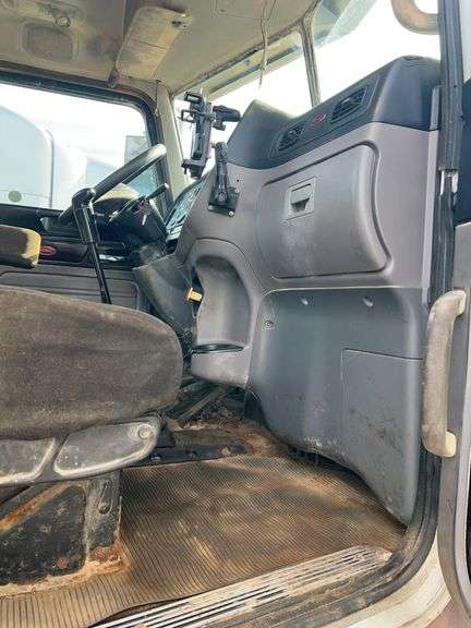 2012 Peterbilt 388 showing 48,817 mi, 9,224 hrs - runs