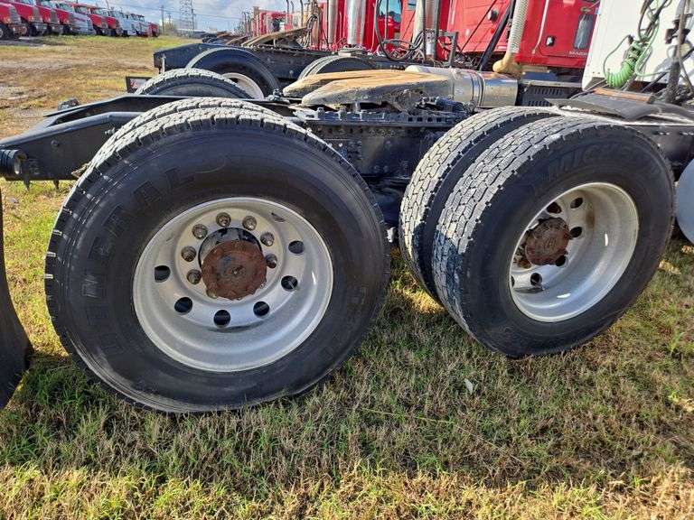 2013 Mack CXU613 showing 438,785 mi, 141,133 hrs- runs