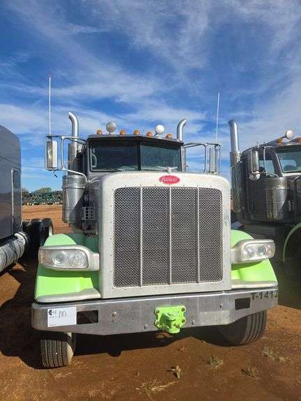 2014 Peterbilt 388 showing 425,273 mi, hrs unknown - doesn't run