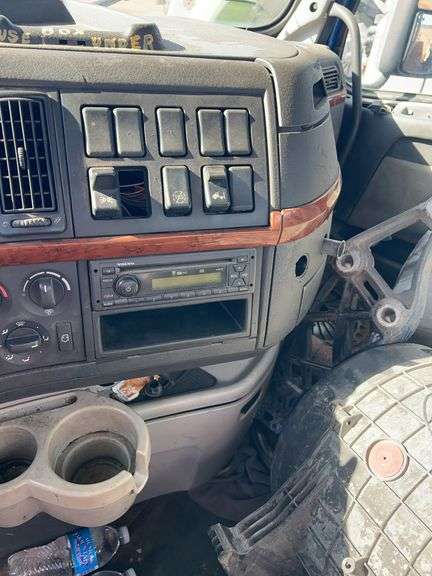 2010 Volvo VN showing 175,079 mi, hrs unknown - doesn't run