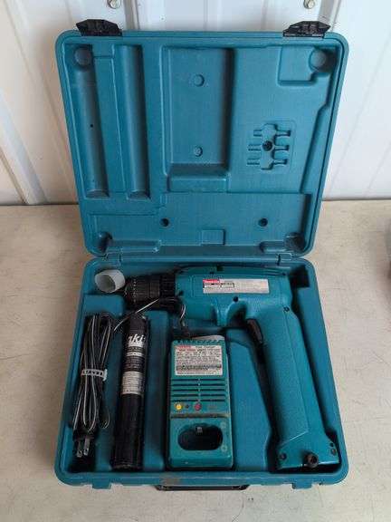 Makita drill with case, battery, and charger - 6095D