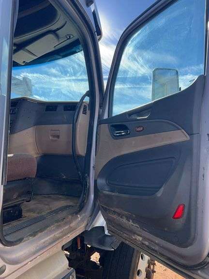 2015 Peterbilt 579 showing 424,747 mi, 22,986 hrs - runs