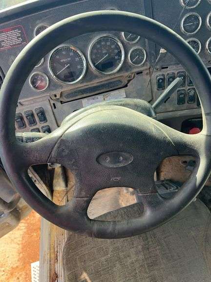 2014 Peterbilt 388 showing 425,273 mi, hrs unknown - doesn't run