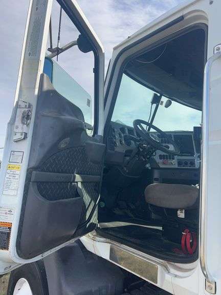 2013 Mack CXU613 showing 376,107 mi, 8,830 hrs - doesn’t run