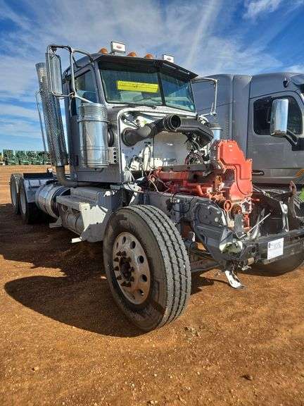 2014 Peterbilt miles & hrs unknown - doesn't run