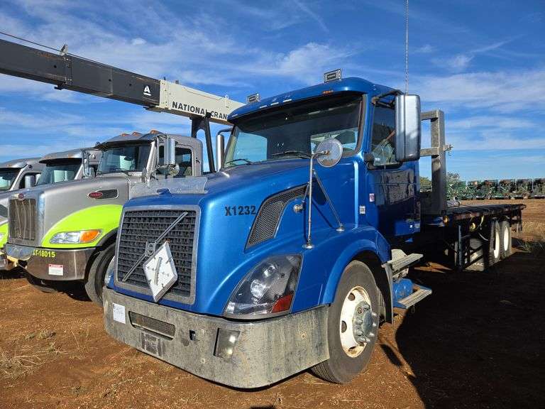 2010 Volvo VN showing 175,079 mi, hrs unknown - doesn't run