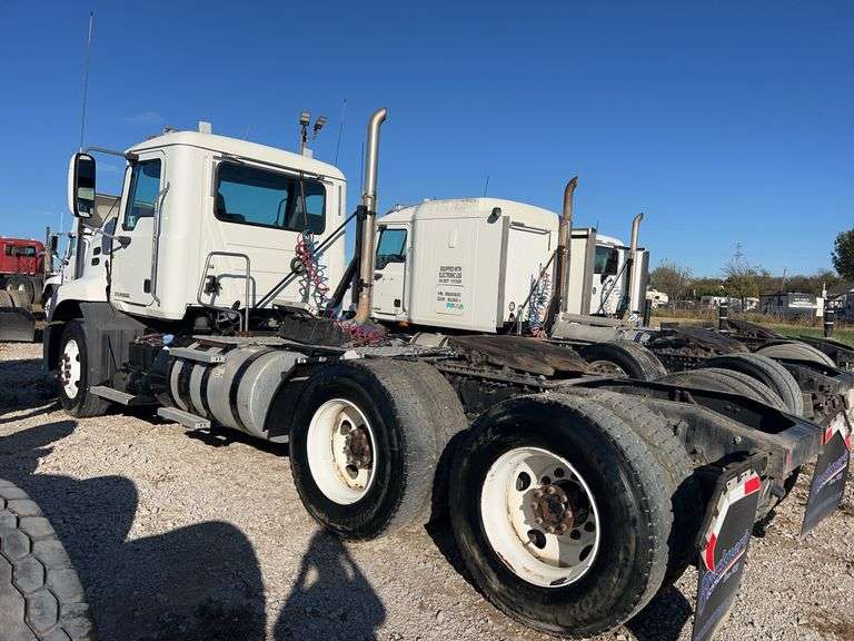 2011 Mack CXU613 showing 331,782 mi, 10,113 hrs- runs