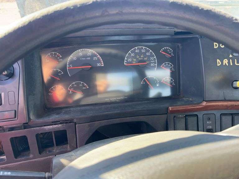 2010 Volvo VN showing 175,079 mi, hrs unknown - doesn't run