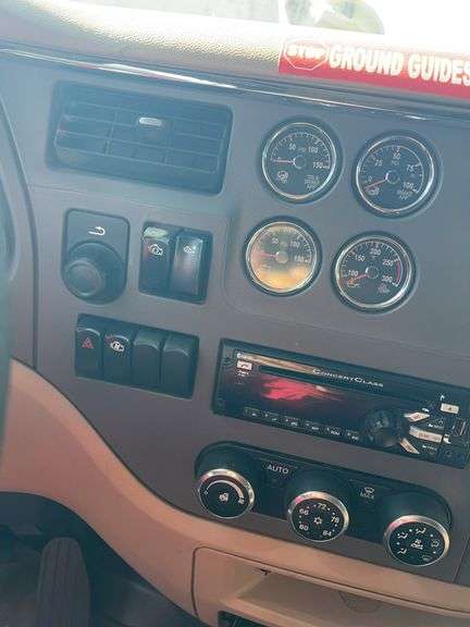 2015 Peterbilt 579 showing 416,100 mi, 22,250 hrs - runs